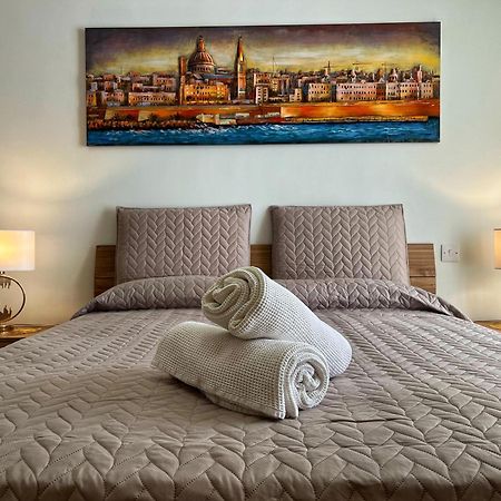 Charming Two Bedroom Apartment Pieta Bagian luar foto
