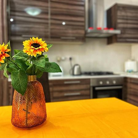 Charming Two Bedroom Apartment Pieta Bagian luar foto