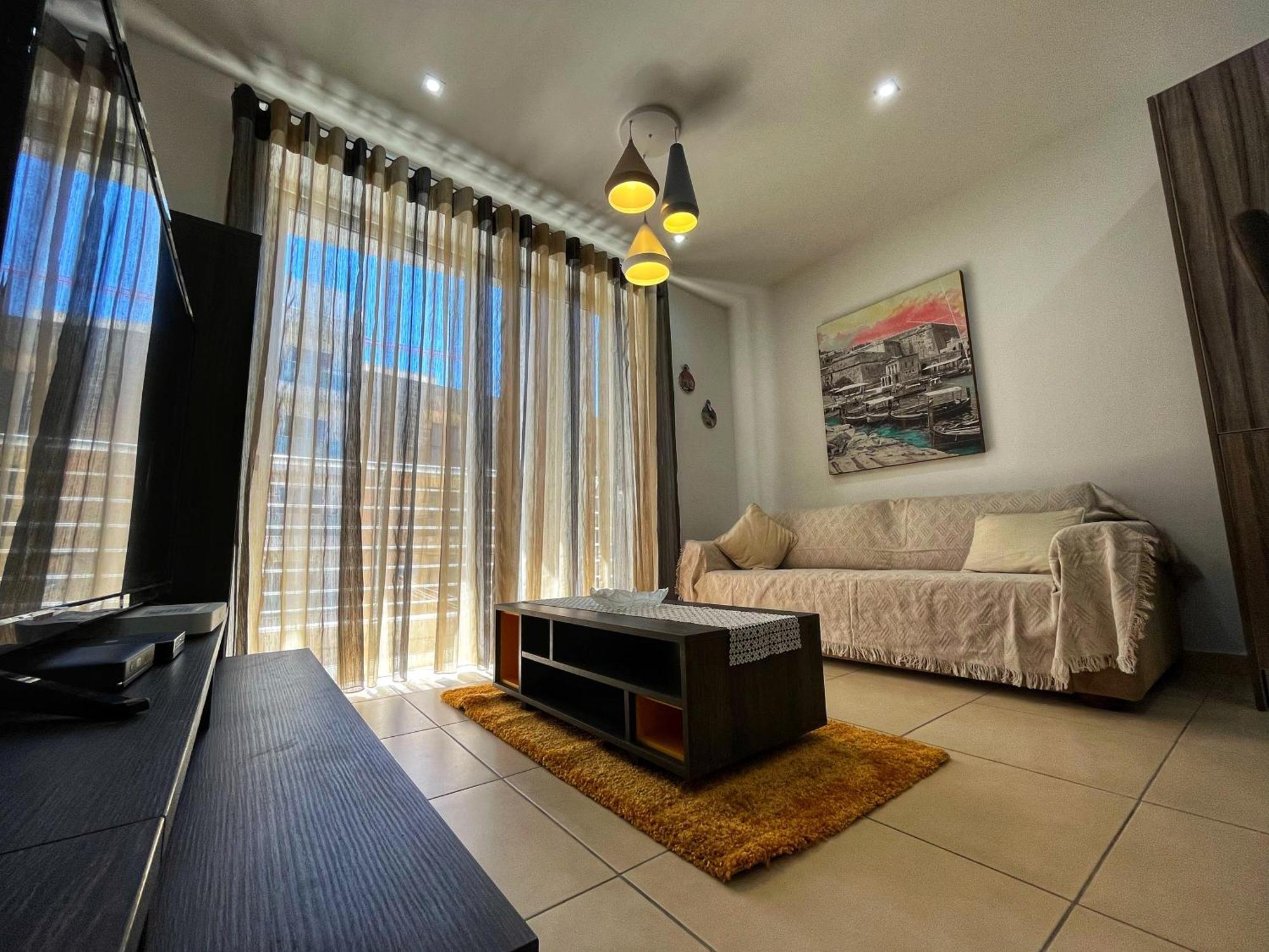 Charming Two Bedroom Apartment Pieta Bagian luar foto