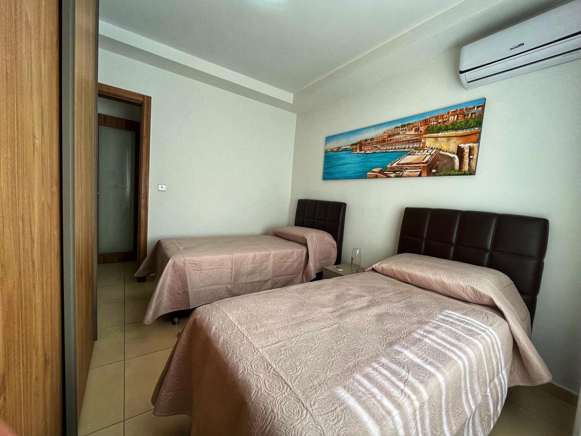 Charming Two Bedroom Apartment Pieta Bagian luar foto